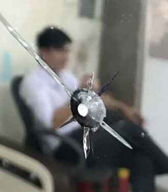 Vi&ecirc;n đạn t&ecirc;n cướp bắn ra vẫn c&ograve;n ghim lại tr&ecirc;n gương.