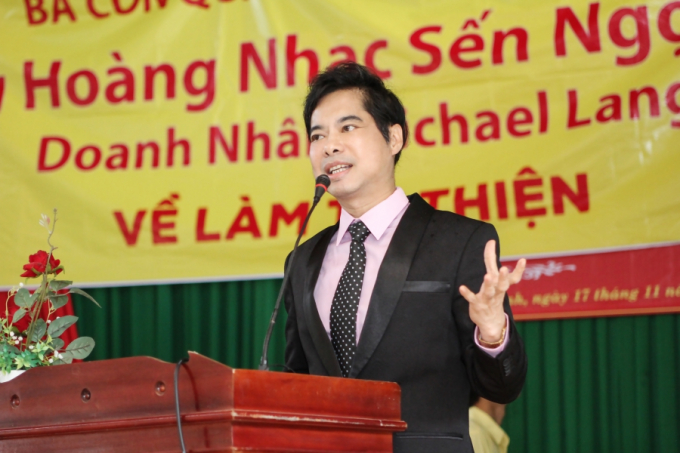 Danh ca Ngọc Sơn trao hơn 300 triệu cho đồng b&agrave;o v&ugrave;ng b&atilde;o lũ Quảng Nam