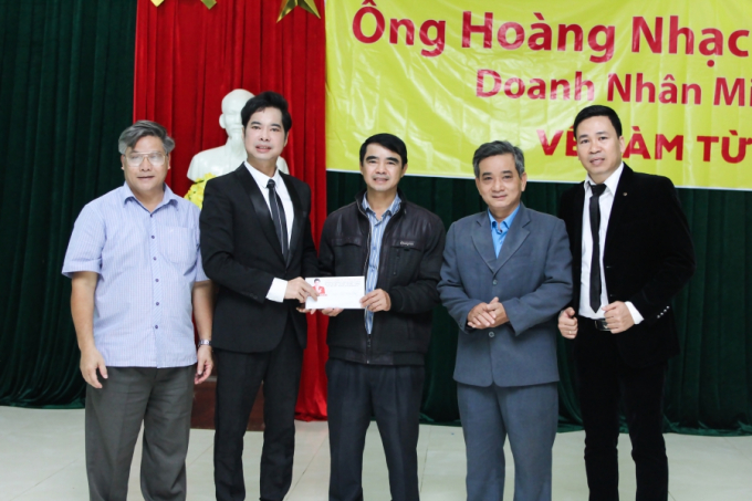 Danh ca Ngọc Sơn trao hơn 300 triệu cho đồng b&agrave;o v&ugrave;ng b&atilde;o lũ Quảng Nam