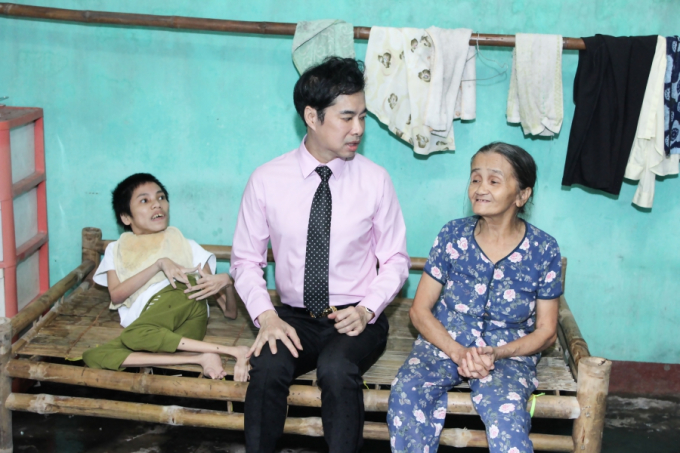 Danh ca Ngọc Sơn trao hơn 300 triệu cho đồng b&agrave;o v&ugrave;ng b&atilde;o lũ Quảng Nam