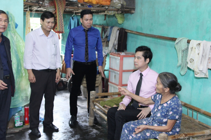 Danh ca Ngọc Sơn trao hơn 300 triệu cho đồng b&agrave;o v&ugrave;ng b&atilde;o lũ Quảng Nam