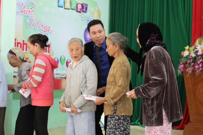 Danh ca Ngọc Sơn trao hơn 300 triệu cho đồng b&agrave;o v&ugrave;ng b&atilde;o lũ Quảng Nam