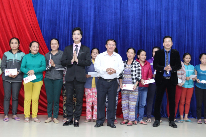 Danh ca Ngọc Sơn trao hơn 300 triệu cho đồng b&agrave;o v&ugrave;ng b&atilde;o lũ Quảng Nam