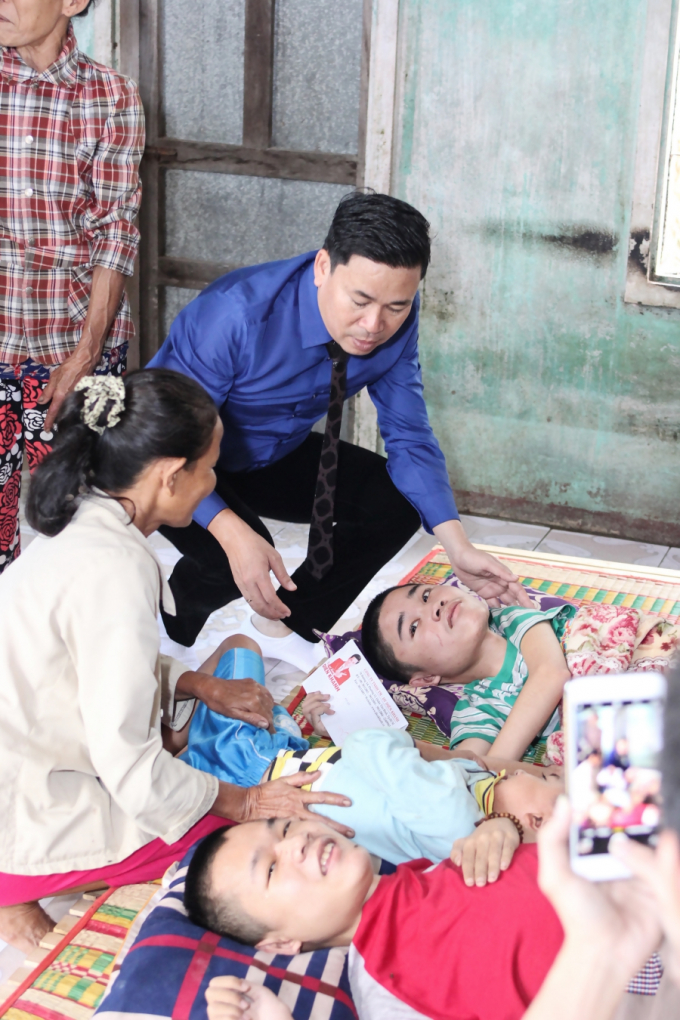 Danh ca Ngọc Sơn trao hơn 300 triệu cho đồng b&agrave;o v&ugrave;ng b&atilde;o lũ Quảng Nam