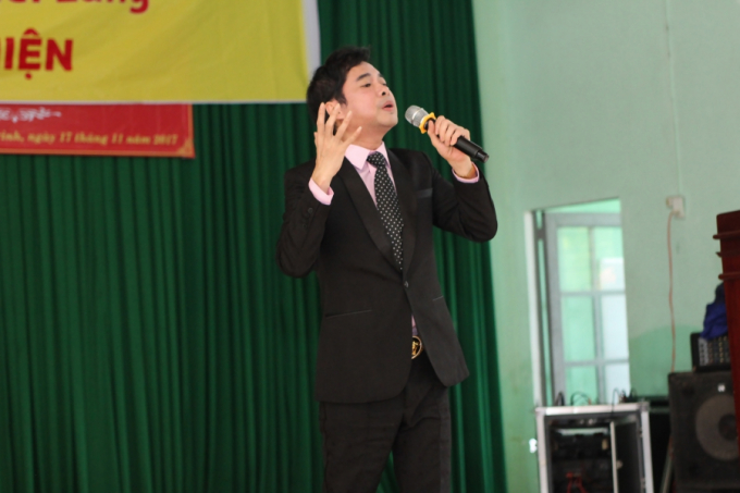 Danh ca Ngọc Sơn trao hơn 300 triệu cho đồng b&agrave;o v&ugrave;ng b&atilde;o lũ Quảng Nam