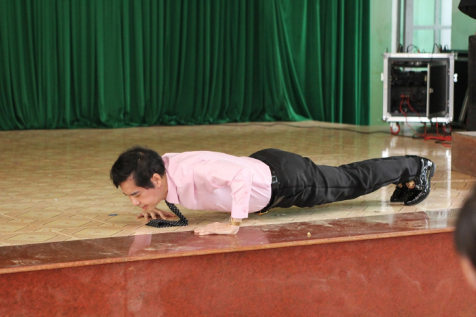 Danh ca Ngọc Sơn trao hơn 300 triệu cho đồng b&agrave;o v&ugrave;ng b&atilde;o lũ Quảng Nam