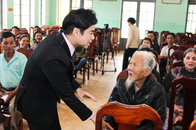 Danh ca Ngọc Sơn trao hơn 300 triệu cho đồng b&agrave;o v&ugrave;ng b&atilde;o lũ Quảng Nam