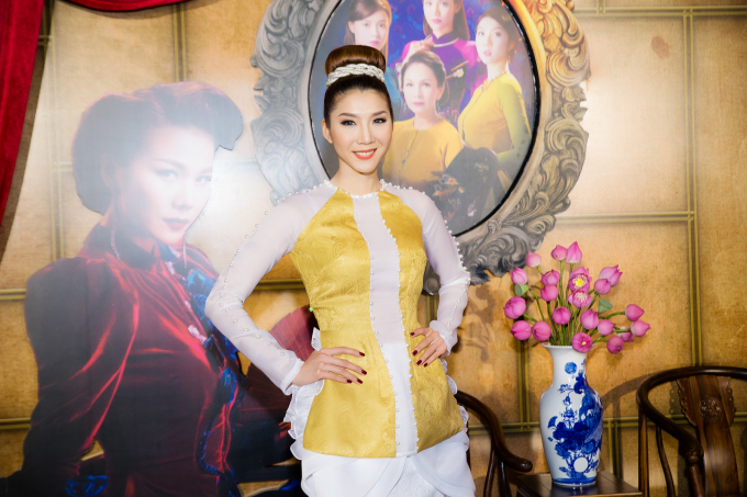 Được nh&agrave; thiết kế Thuỷ Nguyễn thiết kế ri&ecirc;ng chiếc &aacute;o b&agrave; ba v&agrave; đầm c&aacute;ch diệu, Ngọc Quy&ecirc;n nổi bật v&agrave; đẹp hơn trong ng&agrave;y ra mắt phim Mẹ Chồng.