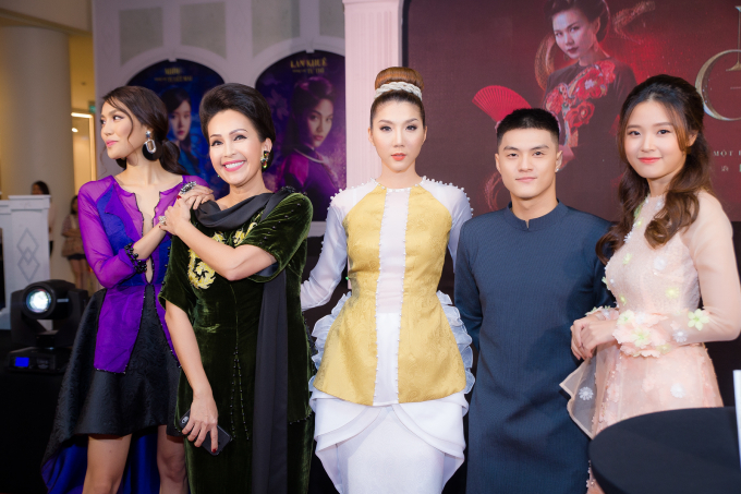 Ngọc Quy&ecirc;n xinh đẹp, nhu m&igrave; trong ng&agrave;y ra mắt phim Mẹ chồng