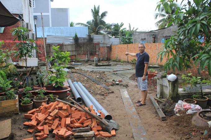 Khu mộ gia tộc &ocirc;ng Ph&uacute;c hiện vẫn bị bao v&acirc;y bởi c&aacute;c hộ lấn chiếm.