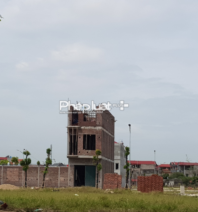 Nhiều ng&ocirc;i nh&agrave; đ&atilde; x&acirc;y dựng l&ecirc;n tới tầng 3.