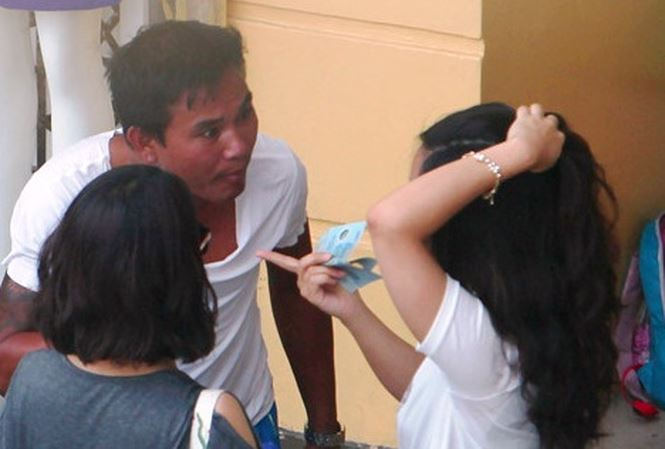 Trước đ&oacute;, Phạm Văn Chung &eacute;p hai nữ du kh&aacute;ch H&agrave;n Quốc sửa gi&agrave;y với gi&aacute; cắt cổ v&agrave; từng bị cảnh s&aacute;t phạt h&agrave;nh ch&iacute;nh. Ảnh: Nguyễn Ho&agrave;n