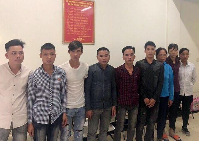 9 đối tượng &eacute;p buộc kh&aacute;ch t&acirc;y mua b&aacute;nh mỳ, sửa v&agrave; đ&aacute;nh gi&agrave;y gi&aacute; h&agrave;ng trăm ngh&igrave;n đồng tr&ecirc;n hồ Gươm tại cơ quan điều tra. Ảnh: N.H