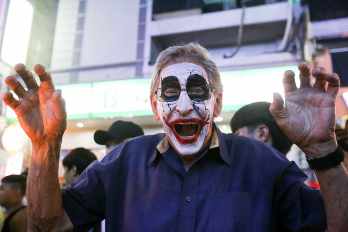 &Ocirc;ng Peter, du kh&aacute;ch đến từ Australia h&oacute;a th&acirc;n th&agrave;nh Joker, nh&acirc;n vật nổi tiếng trong phim Người dơi.