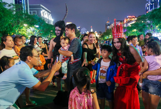 Tại phố đi bộ Nguyễn Huệ (quận 1), đ&ocirc;ng đảo người d&acirc;n v&agrave; du kh&aacute;ch tới tham quan, dự lễ h&oacute;a trang.  Halloween l&agrave; lễ hội xuất ph&aacute;t từ truyền thống của người ch&acirc;u &Acirc;u cổ đại. Halloween c&oacute; nghĩa l&agrave;