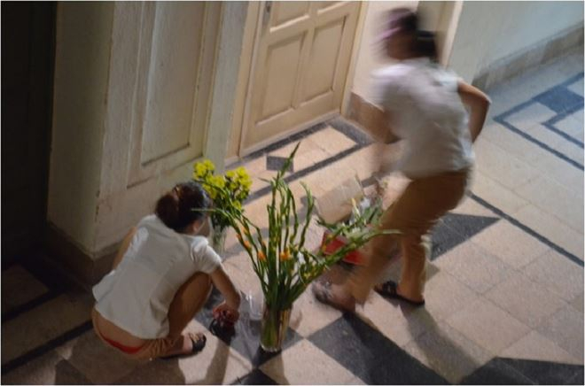 Nh&acirc;n vi&ecirc;n của cơ sở spa chiếm dụng lối đi chung để l&agrave;m việc ri&ecirc;ng g&acirc;y ảnh hưởng đến việc đi lại của c&aacute;c hộ d&acirc;n.