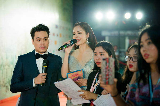 Dương Cẩm Lynh chia sẻ nhờ c&oacute; sự kết hợp ăn &yacute; v&agrave; hỗ trợ của MC Th&aacute;i Dũng m&agrave; c&ocirc; ho&agrave;n th&agrave;nh nhiệm vụ của m&igrave;nh , kh&ocirc;ng để ra sơ s&oacute;t.&nbsp;