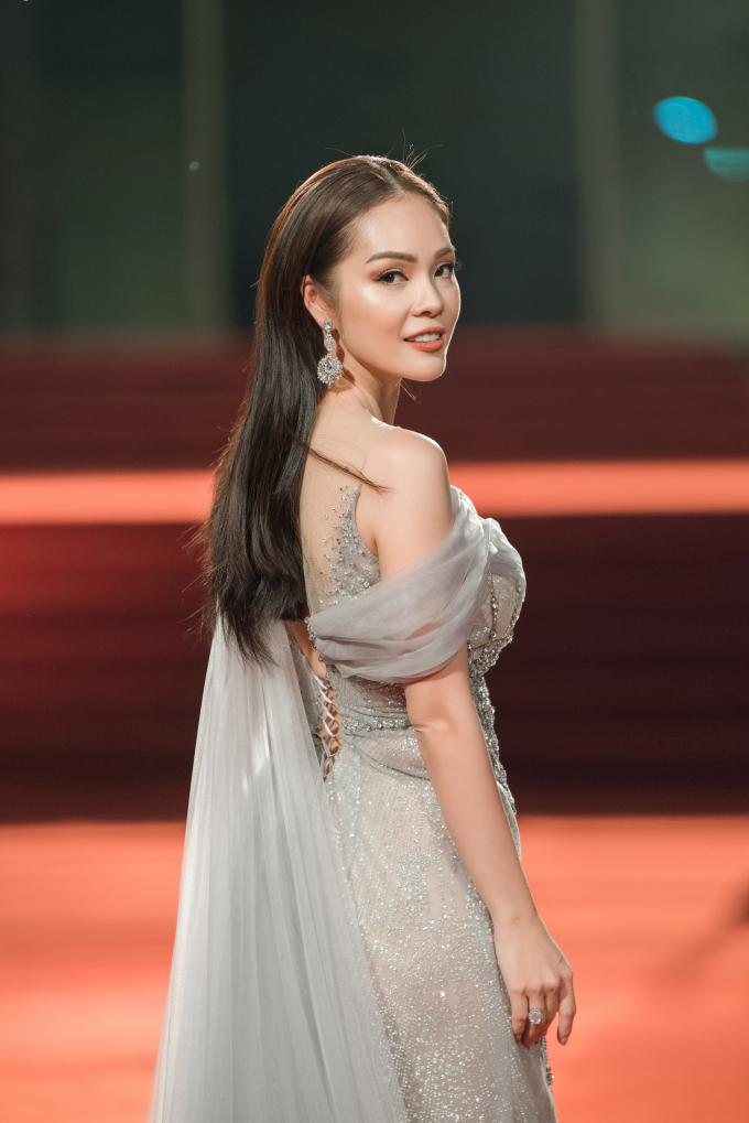 Dương Cẩm Lynh  diện v&aacute;y dạ hội xuy&ecirc;n thấu trong vai tr&ograve; MC