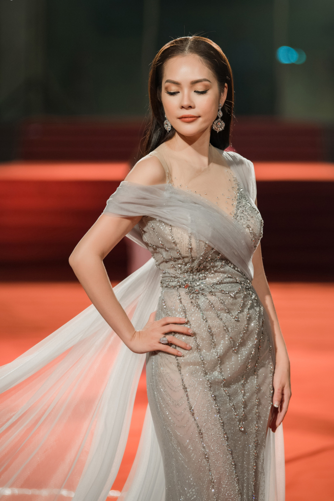 Dương Cẩm Lynh  diện v&aacute;y dạ hội xuy&ecirc;n thấu trong vai tr&ograve; MC