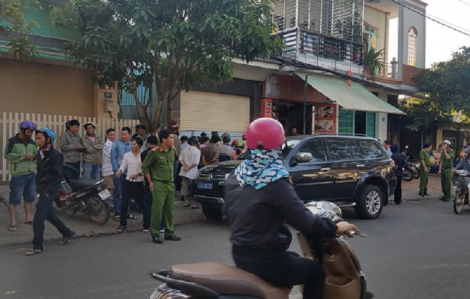 Người d&acirc;n theo d&otilde;i sự việc.