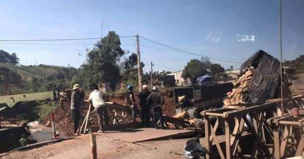 Đắk Nông: Xe tải mất lái tông sập cầu tạm