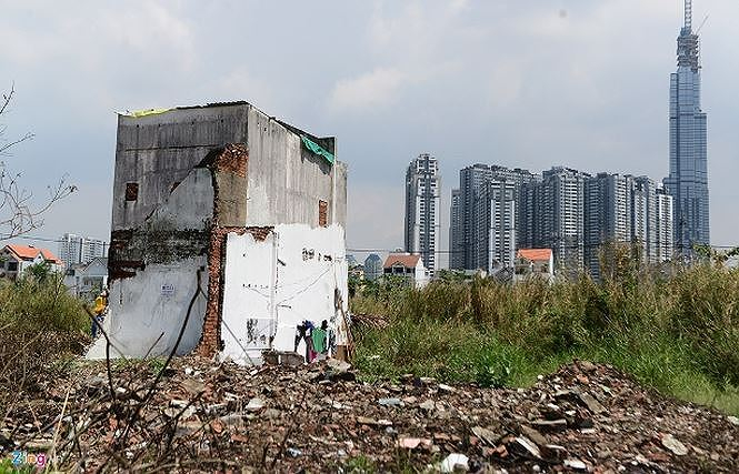 Nh&agrave; d&acirc;n ở Thủ Thi&ecirc;m bị ch&iacute;nh quyền cưỡng chế đập ph&aacute; tan hoang,