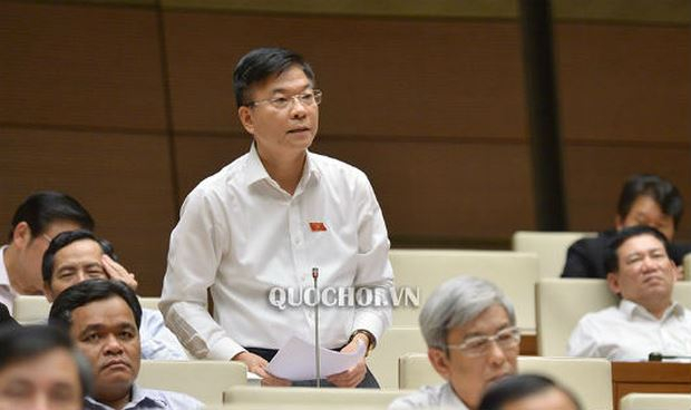 Bộ trưởng Bộ tư ph&aacute;p L&ecirc; Th&agrave;nh Long trả lời chất vấn tại phi&ecirc;n họp.