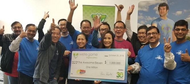 Nh&oacute;m bạn th&acirc;n v&agrave; tấm s&eacute;c tượng trưng