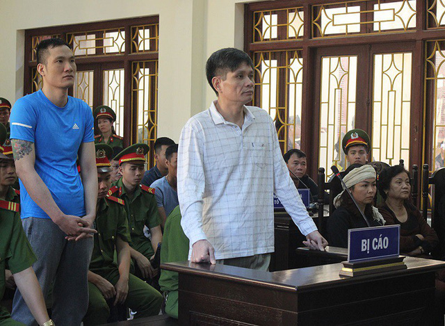 Bị c&aacute;o Nguyễn Sỹ Đạt (&aacute;o trắng) được x&aacute;c định l&agrave; chủ mưu.