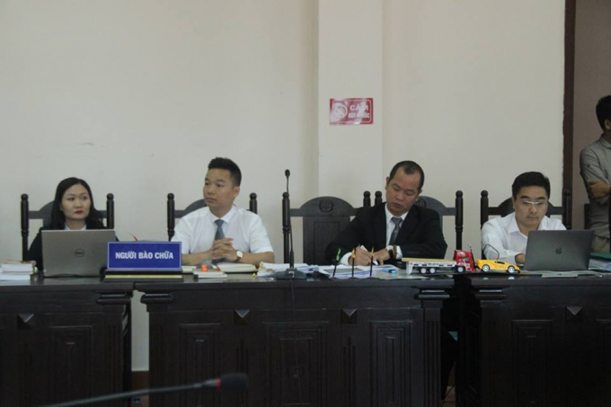 C&aacute;c luật sư b&agrave;o chữa cho c&aacute;c bị c&aacute;o trong phi&ecirc;n x&eacute;t xử.