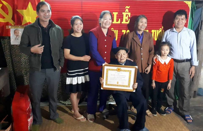 &nbsp;Cụ nghi&ecirc;m chụp ảnh c&ugrave;ng gia đ&igrave;nh.