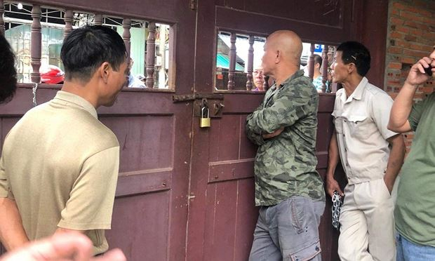 Nh&oacute;m người lạ &ldquo;cưỡng chế&rdquo; gia đ&igrave;nh b&agrave; Thắm ra khỏi nh&agrave;. (H&igrave;nh do bạn đọc cung cấp)