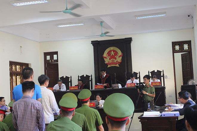 To&agrave;n cảnh phi&ecirc;n t&ograve;a.