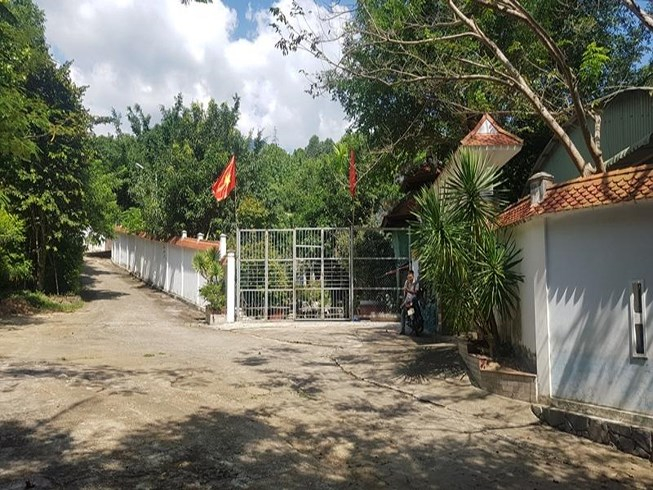 ai-chong-lung-cho-biet-phu-trai-phep-cua-dai-gia-vang_zgvs_thumb