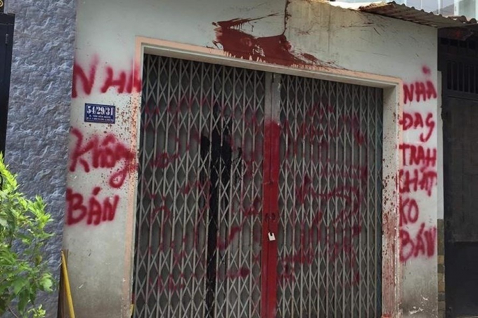 Gia đ&igrave;nh c&oacute; người thiếu nợ bị đối tượng đ&ograve;i nợ kiểu x&atilde; hội đen phun xịt sơn. Ảnh: LDO.