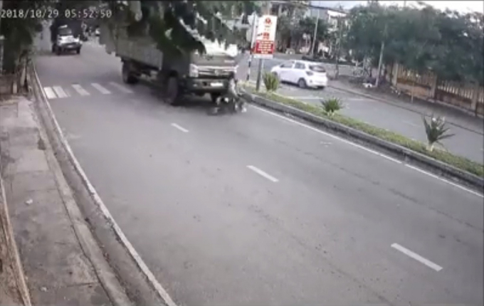 Ng&atilde; ba Nguyễn Trọng Kỹ giao với Quốc lộ 1A, th&agrave;nh phố Cam Ranh, tỉnh Kh&aacute;nh H&ograve;a li&ecirc;n tục xảy ra tai nạn giao th&ocirc;ng. Ảnh: Căt từ clip