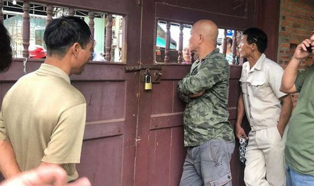 Nh&oacute;m người lạ &ldquo;cưỡng chế&rdquo; gia đ&igrave;nh b&agrave; Thắm ra khỏi nh&agrave; (H&igrave;nh do bạn đọc cung cấp)