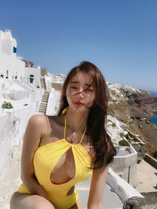 Vivi cũng l&agrave; một blogger du lịch, c&ocirc; đi khắp nơi tr&ecirc;n thế giới v&agrave; lưu lại những h&igrave;nh ảnh khoe phong c&aacute;ch sang trọng.