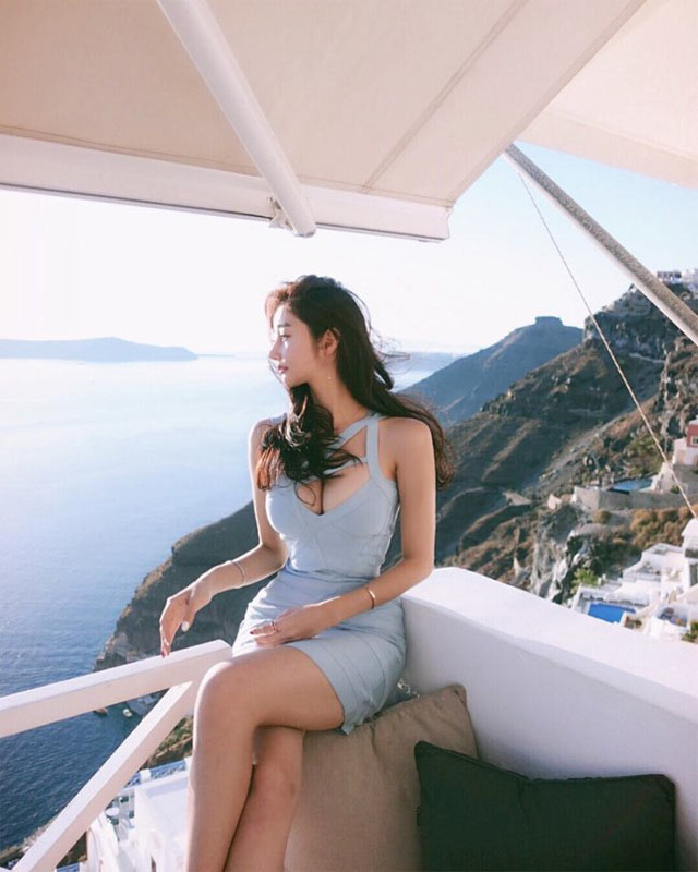 Những kiểu đầm cuốn &ocirc;m s&aacute;t ph&ocirc; b&agrave;y được đường cong đẹp của c&ocirc; g&aacute;i H&agrave;n c&oacute; d&aacute;ng cao r&aacute;o như người mẫu.