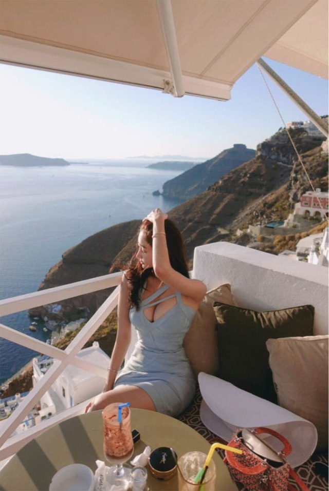 C&ocirc; được h&acirc;m mộ nhờ gu mặc h&agrave;ng hiệu kh&aacute; sang trọng v&agrave; nữ t&iacute;nh.