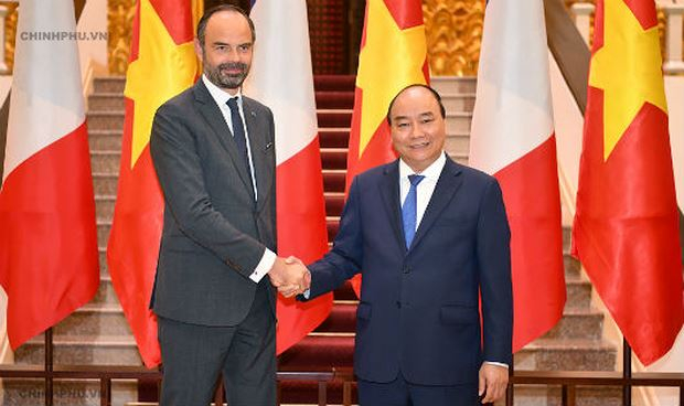 Thủ tướng Nguyễn Xu&acirc;n Ph&uacute;c v&agrave; Thủ tướng Cộng h&ograve;a Ph&aacute;p &Eacute;douard Philippe trước hội đ&agrave;m. Ảnh: VGP