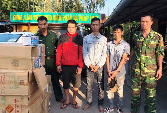 C&aacute;c đối tượng vận chuyển ph&aacute;o bị bắt giữ.