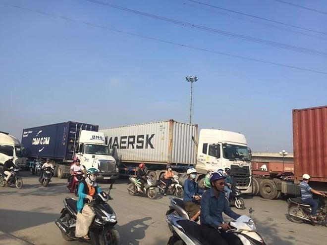 Xe container, xe tải dừng đỗ, g&acirc;y cản trở giao th&ocirc;ng tại v&ograve;ng xoay Ph&uacute; Hữu.&nbsp;
