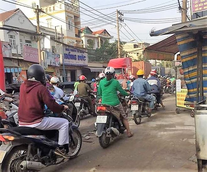 Đường Nguyễn Duy Trinh (Đoạn gần v&ograve;ng xoay Ph&uacute; Hửu, Quận 9 - TP HCM) rộng chưa tới 7m n&ecirc;n tai nạn thường xảy ra.