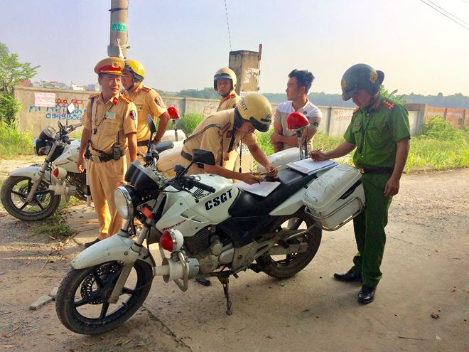 Xe tải chạy giờ cấm tại đường Ho&agrave;ng Hữu Nam - CSGT Q9 lập bi&ecirc;n bản vi phạm xử l&yacute;.