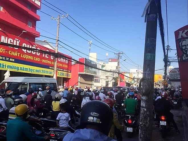 Đường L&ecirc; Văn Việt (đoạn cổng Đ&igrave;nh Phong Ph&uacute;) li&ecirc;n tục kẹt xe từ cao điểm.