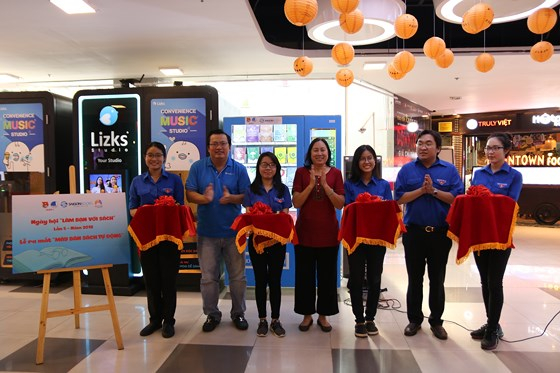 &Ocirc;ng Nguyễn Tuấn Quỳnh v&agrave; &ocirc;ng Trần Đỗ Nam Long c&ugrave;ng l&atilde;nh đạo Sense Market cắt băng kh&aacute;nh th&agrave;nh khai trương m&aacute;y b&aacute;n s&aacute;ch tự động.&nbsp;