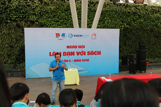&Ocirc;ng Nguyễn Tuấn Quỳnh chia sẻ về c&aacute;ch thức mua s&aacute;ch tại m&aacute;y b&aacute;n s&aacute;ch tự động cho độc giả tại Ng&agrave;y hội L&agrave;m bạn với s&aacute;ch lần 5-2018.&nbsp;