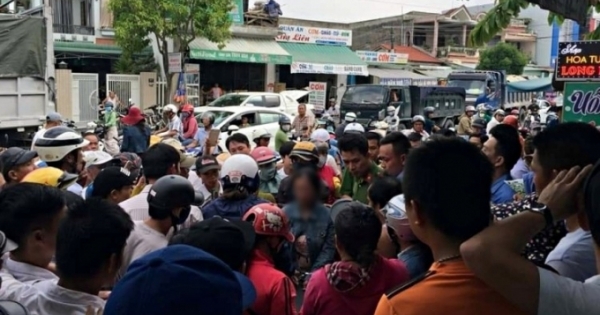 Quảng Nam: Người phụ nữ bị cả làng bao vây vì nghi bắt cóc trẻ em?