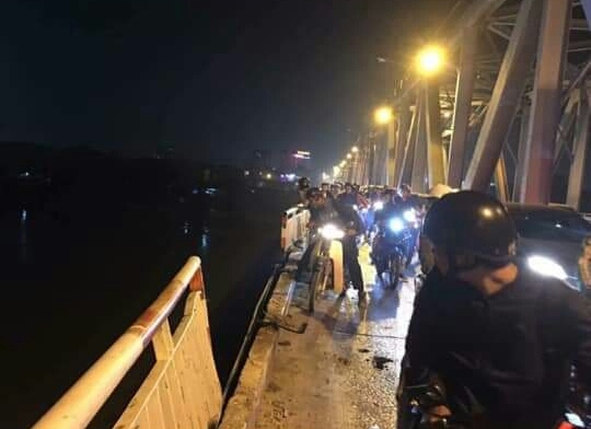 Vị tr&iacute; chiếc xe lao xuống S&ocirc;ng Hồng tr&ecirc;n cầu Chương Dương.&nbsp;